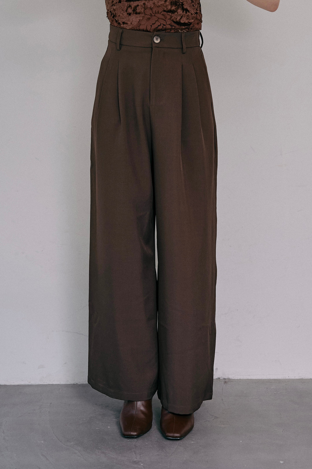 ストレートタックワイドパンツ