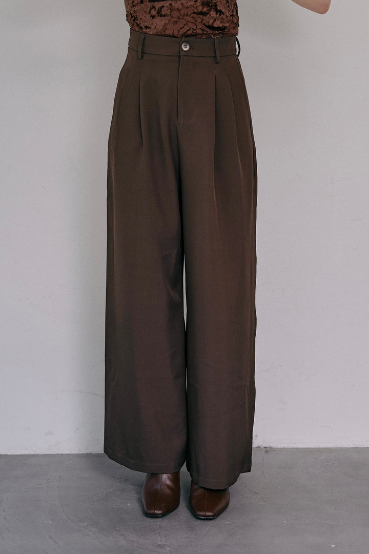 ストレートタックワイドパンツ