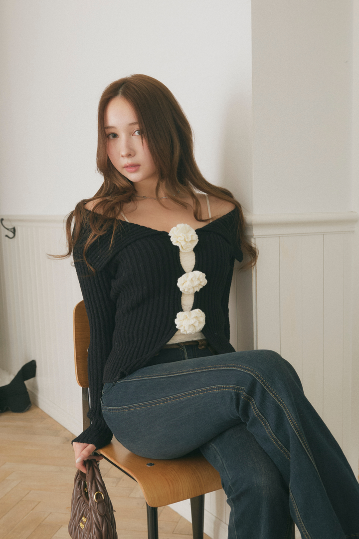 オフショルフラワーニット