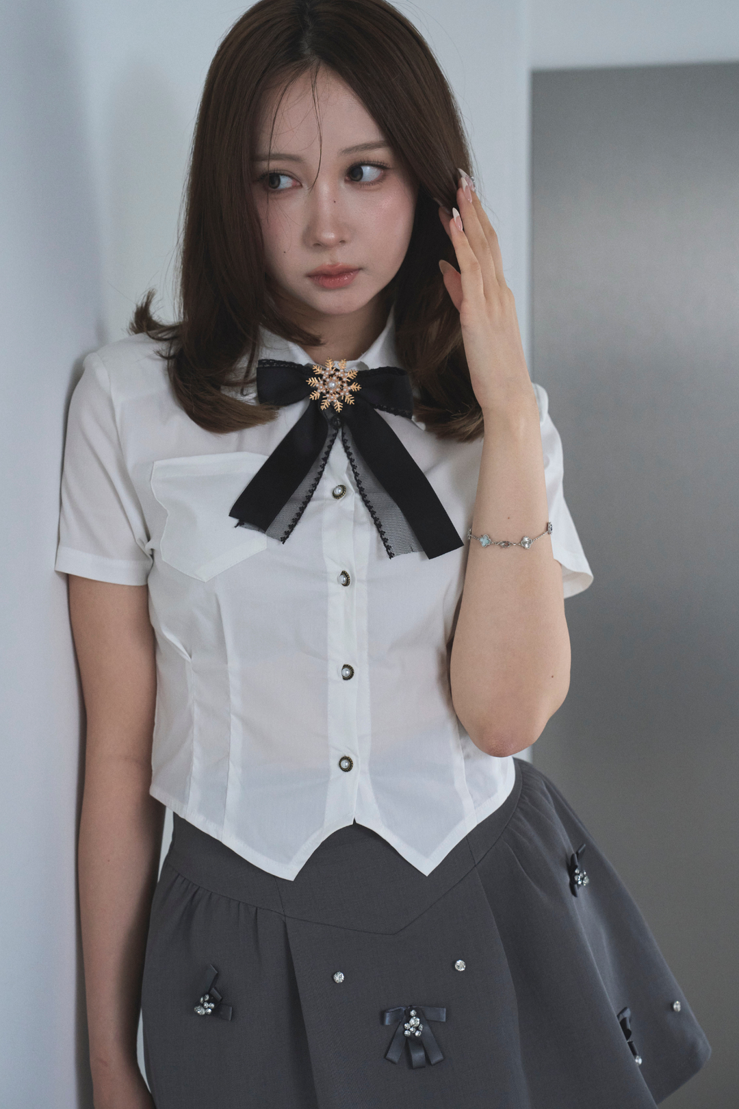 リボンブローチ付シャツブラウス