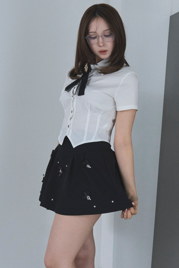 リボンブローチ付シャツブラウス