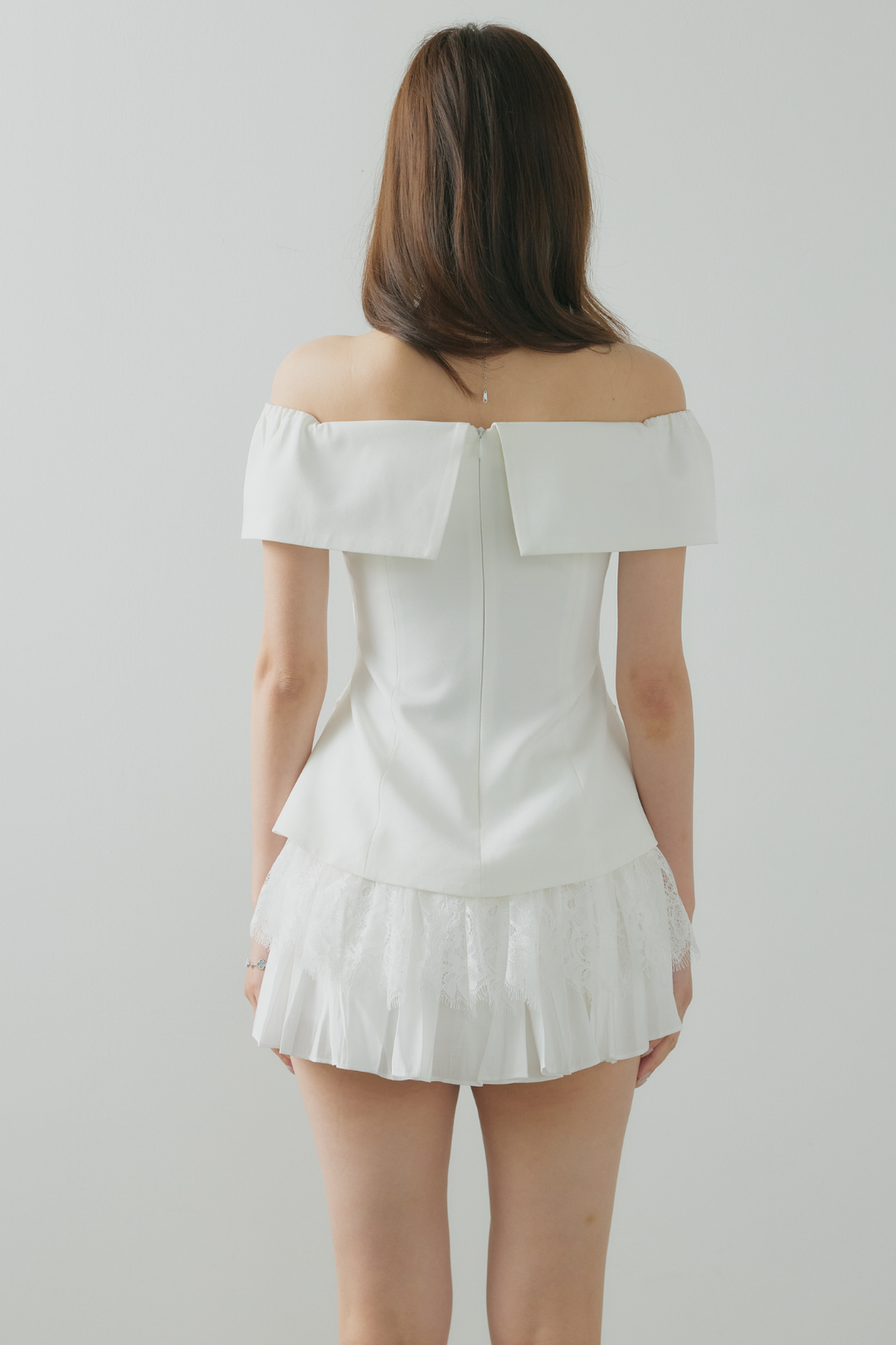オフショル美シルエットトップス×レースミニスカート