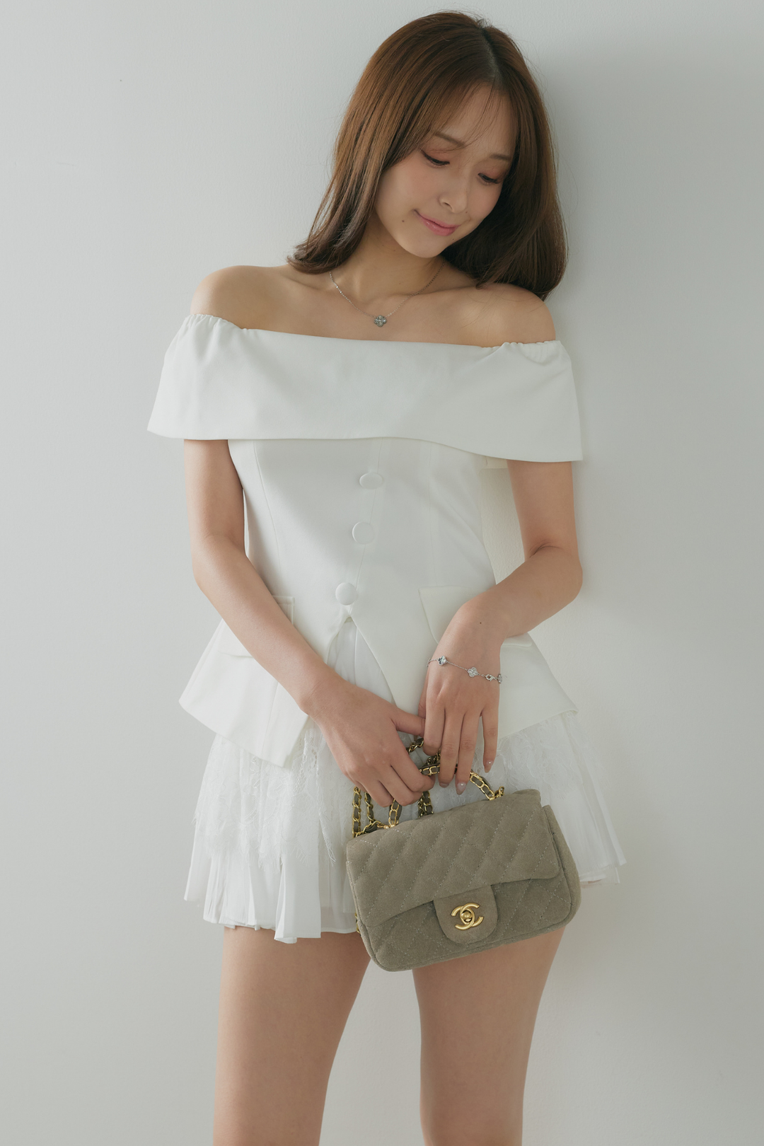 オフショル美シルエットトップス×レースミニスカート