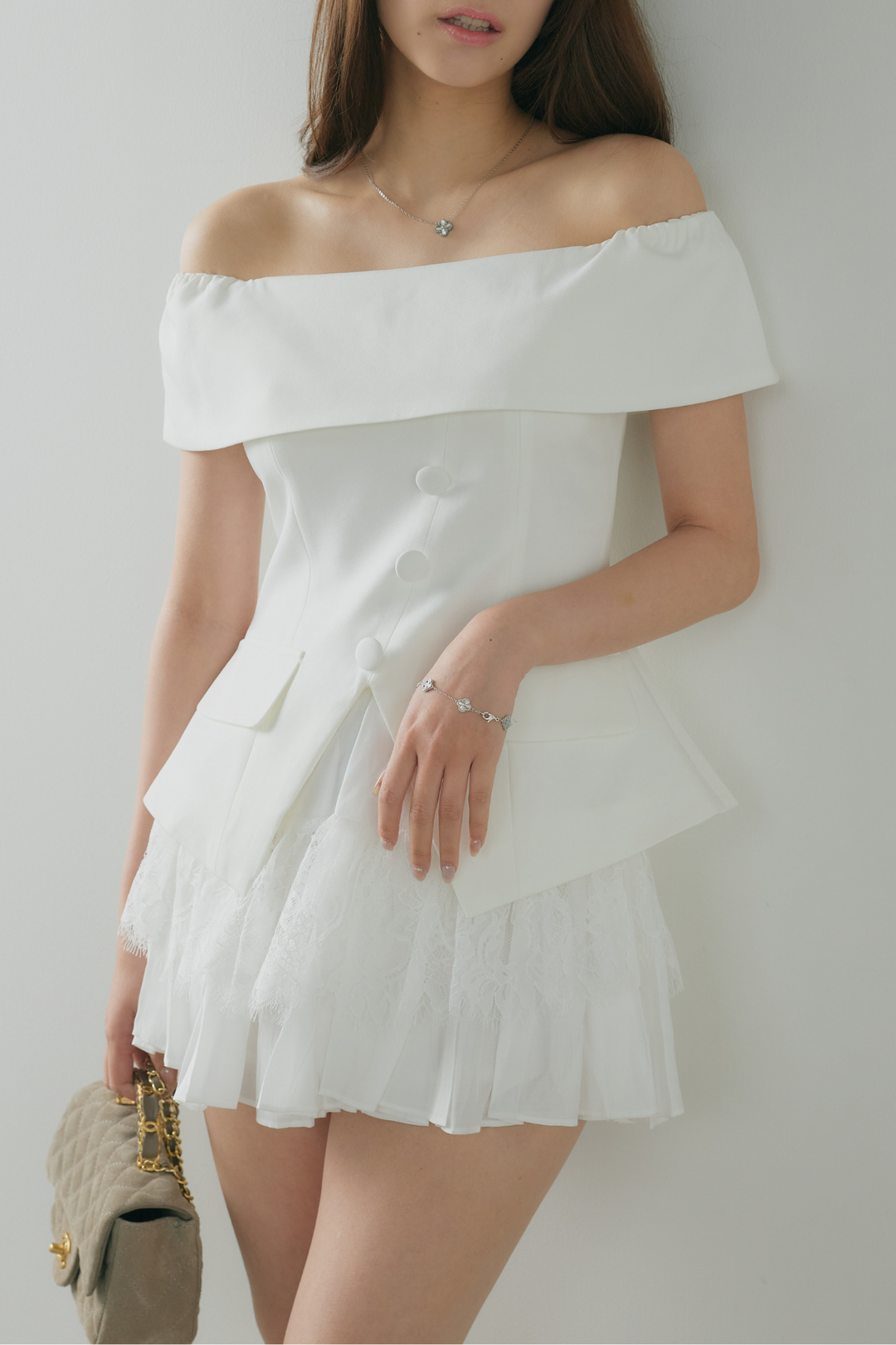 オフショル美シルエットトップス×レースミニスカート