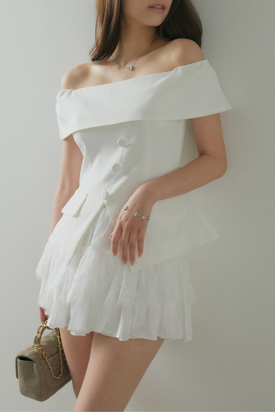 オフショル美シルエットトップス×レースミニスカート