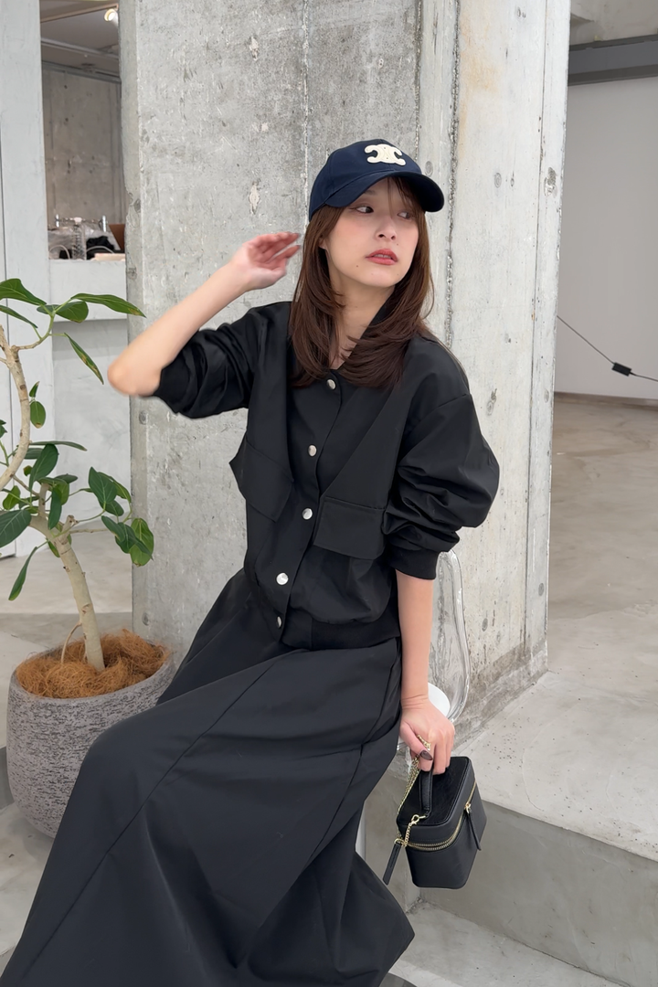 Bộ quần áo gồm áo khoác nylon và váy
