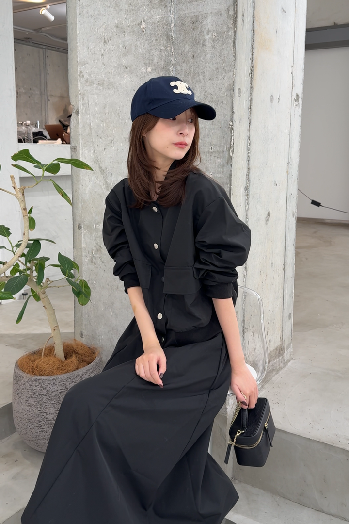 Bộ quần áo gồm áo khoác nylon và váy