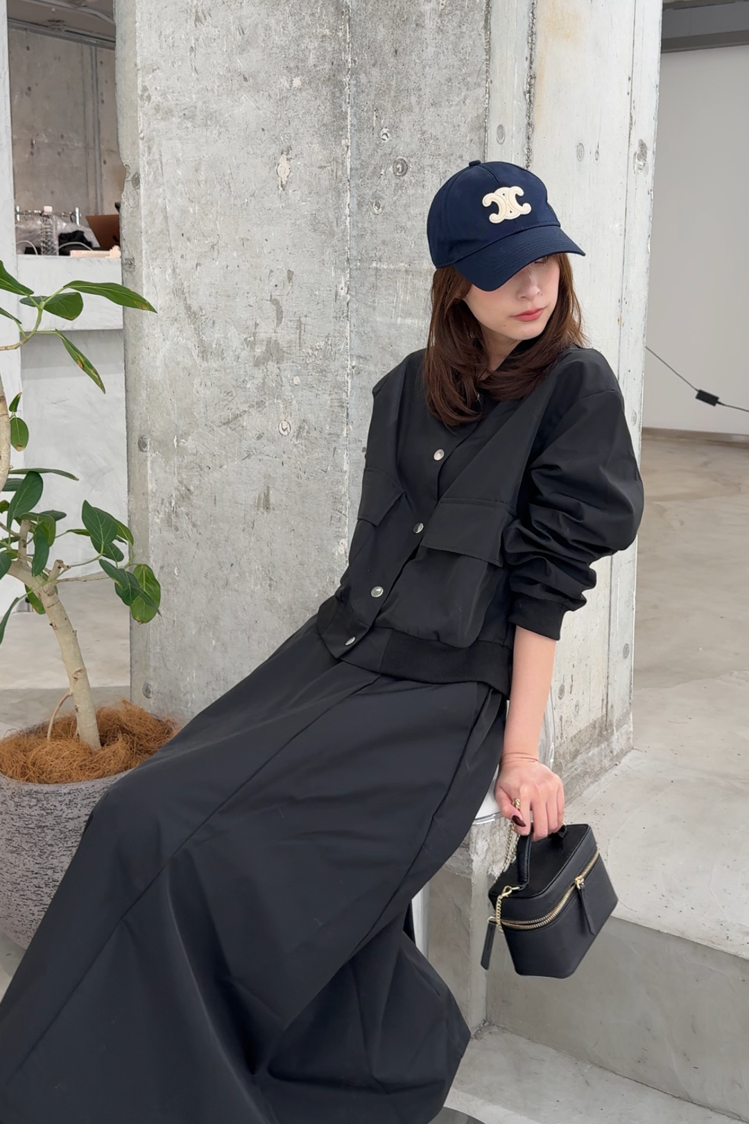 Bộ quần áo gồm áo khoác nylon và váy