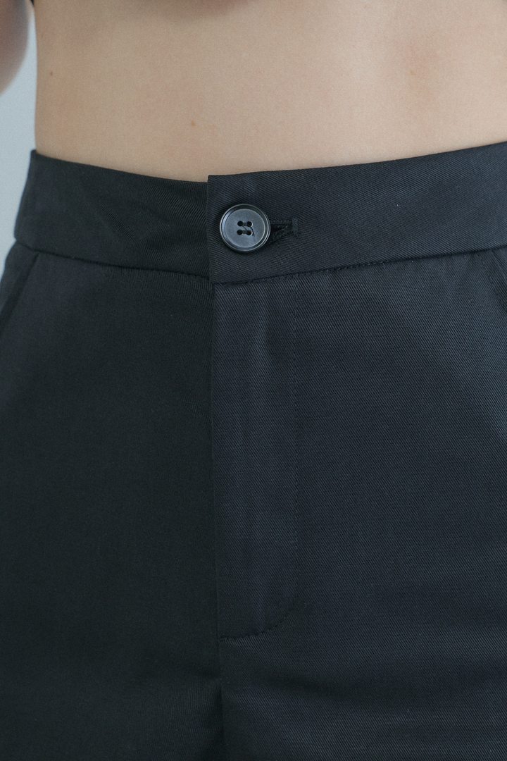 ベルト付カットアウトアメスリトップス×ショートパンツ