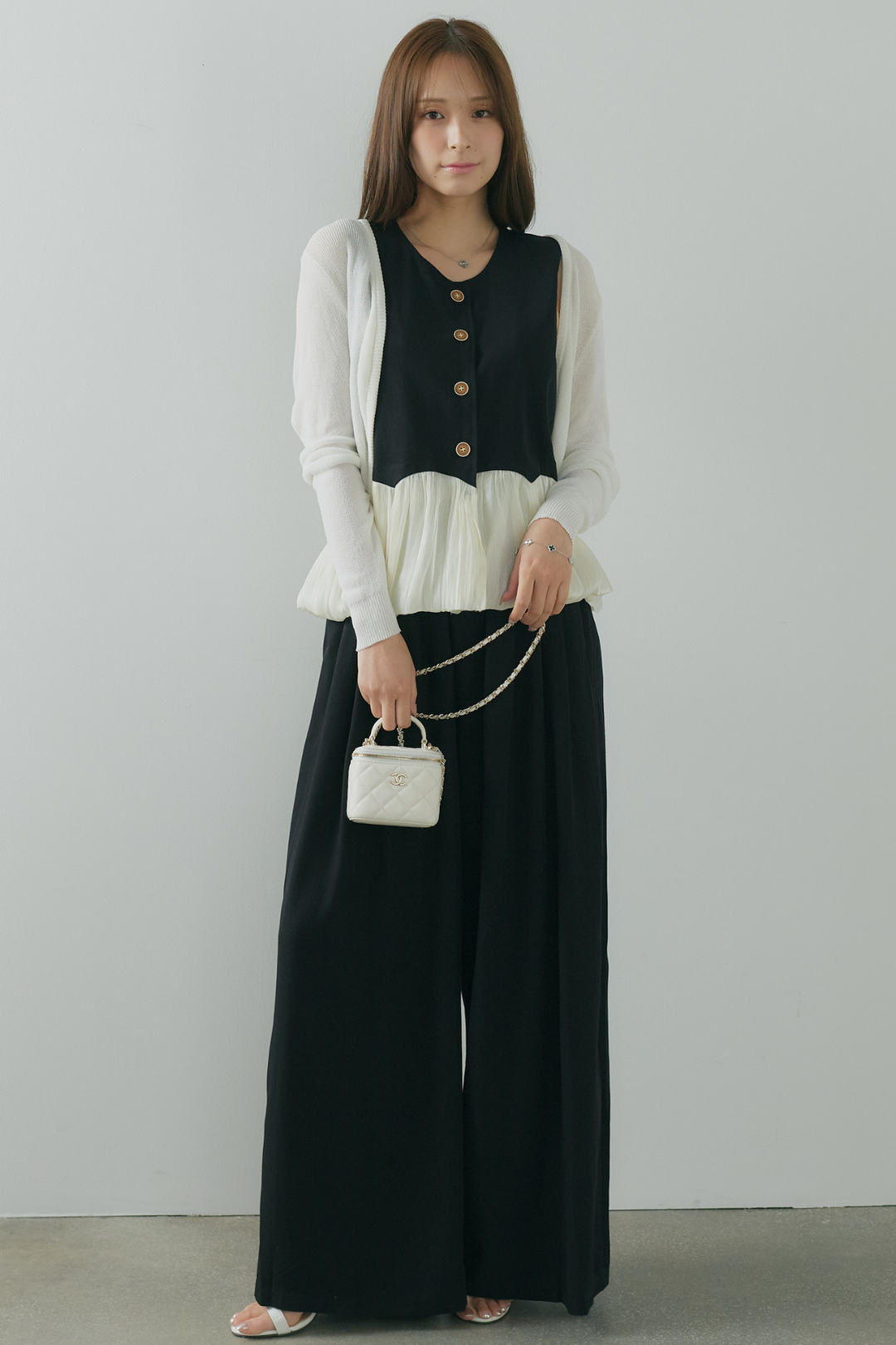 ヘムバルーントップス×リラクシーワイドパンツ