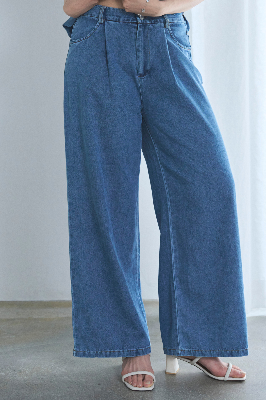 デニムペプラムホルターネックトップス ×デニムワイドパンツ