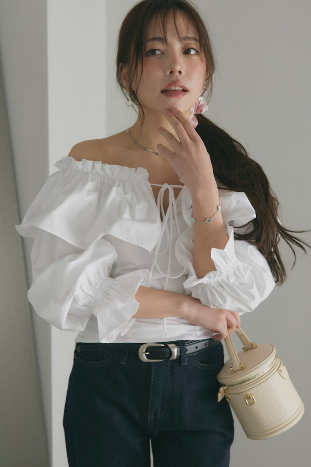 オフショルダーコットンフリルブラウス