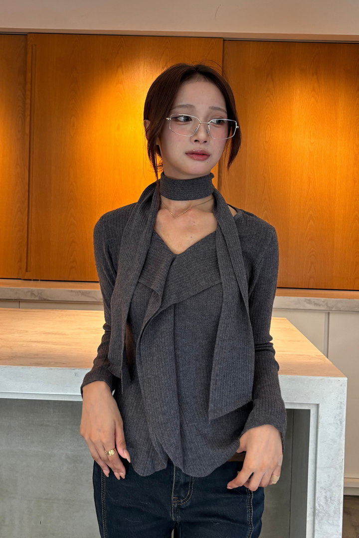 チョーカー付きラッフルニットトップス