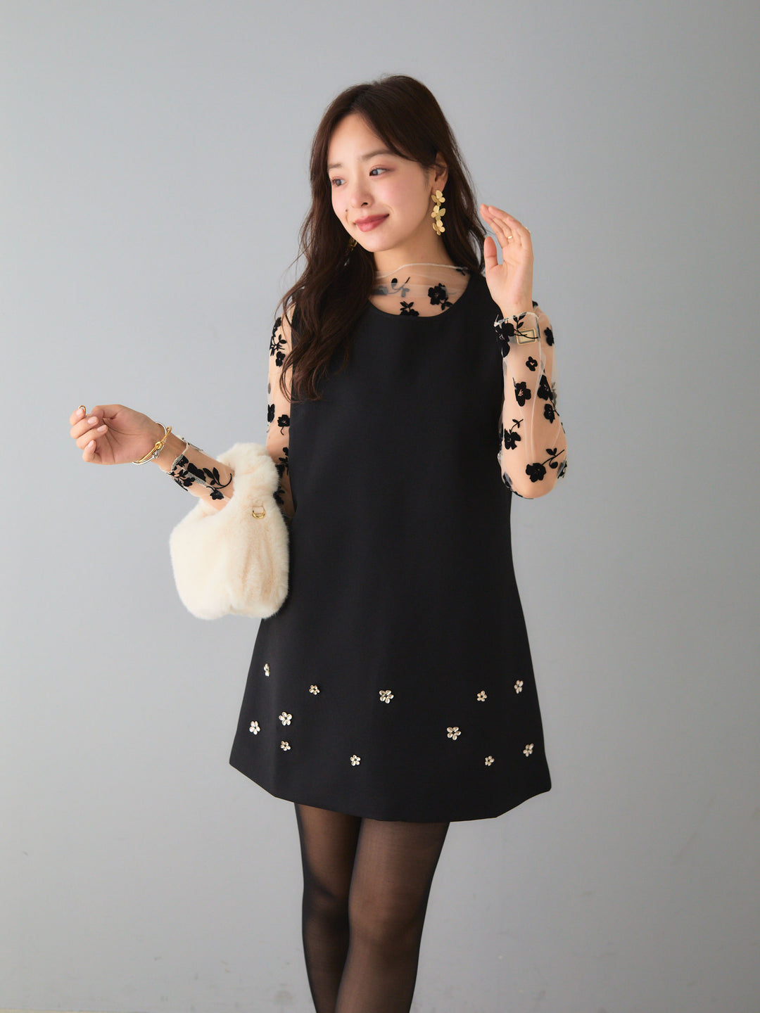 Áo kiểu tay dài cổ cao phối họa tiết hoa nổi - Màu trắng ngà