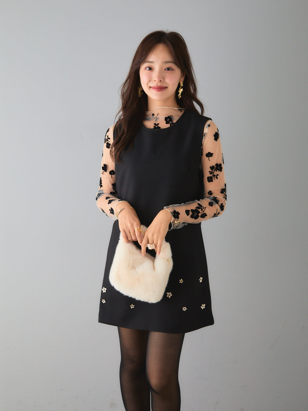 Áo kiểu tay dài cổ cao phối họa tiết hoa nổi - Màu trắng ngà