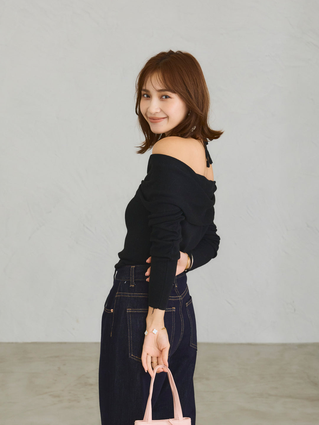 オフショルダーツイストニットトップス/BLACK