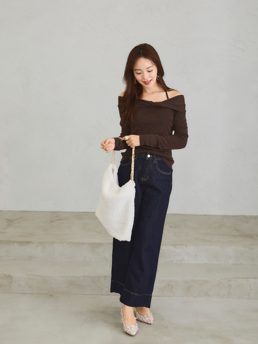 Off-the-Shoulder Twist Knit Top / BROWN