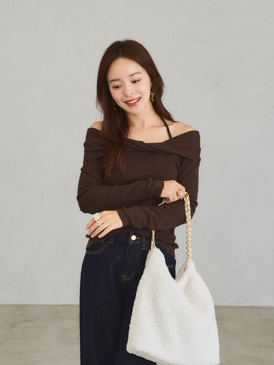 Off-the-Shoulder Twist Knit Top / BROWN