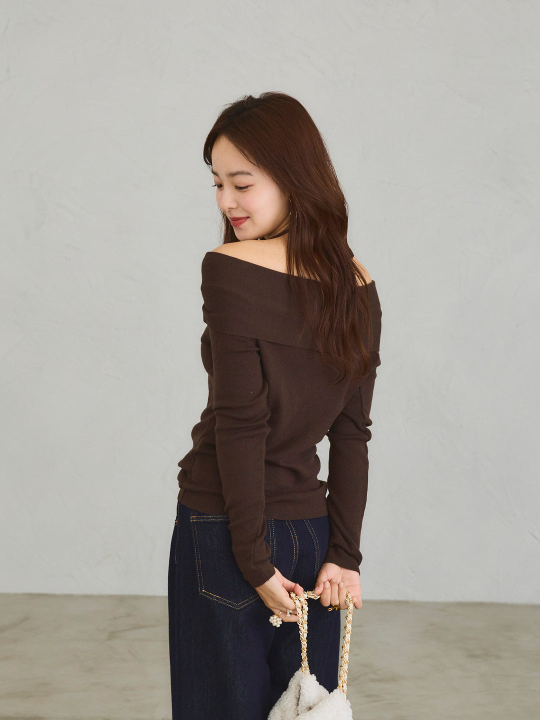 Off-the-Shoulder Twist Knit Top / BROWN