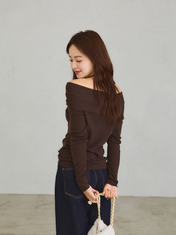 Off-the-Shoulder Twist Knit Top / BROWN