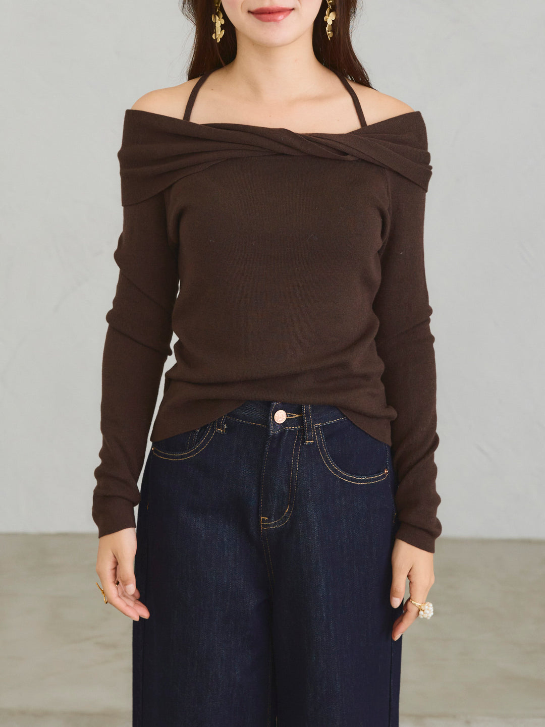 Off-the-Shoulder Twist Knit Top / BROWN