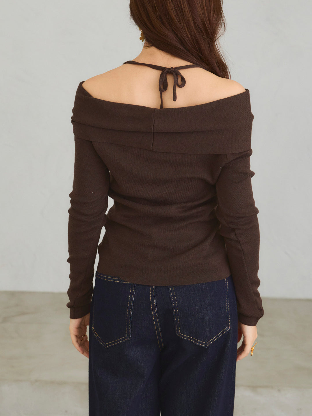 Off-the-Shoulder Twist Knit Top / BROWN