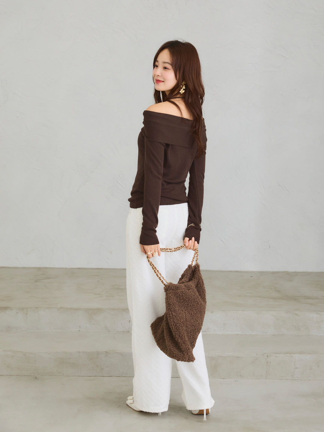 Off-the-Shoulder Twist Knit Top / BROWN