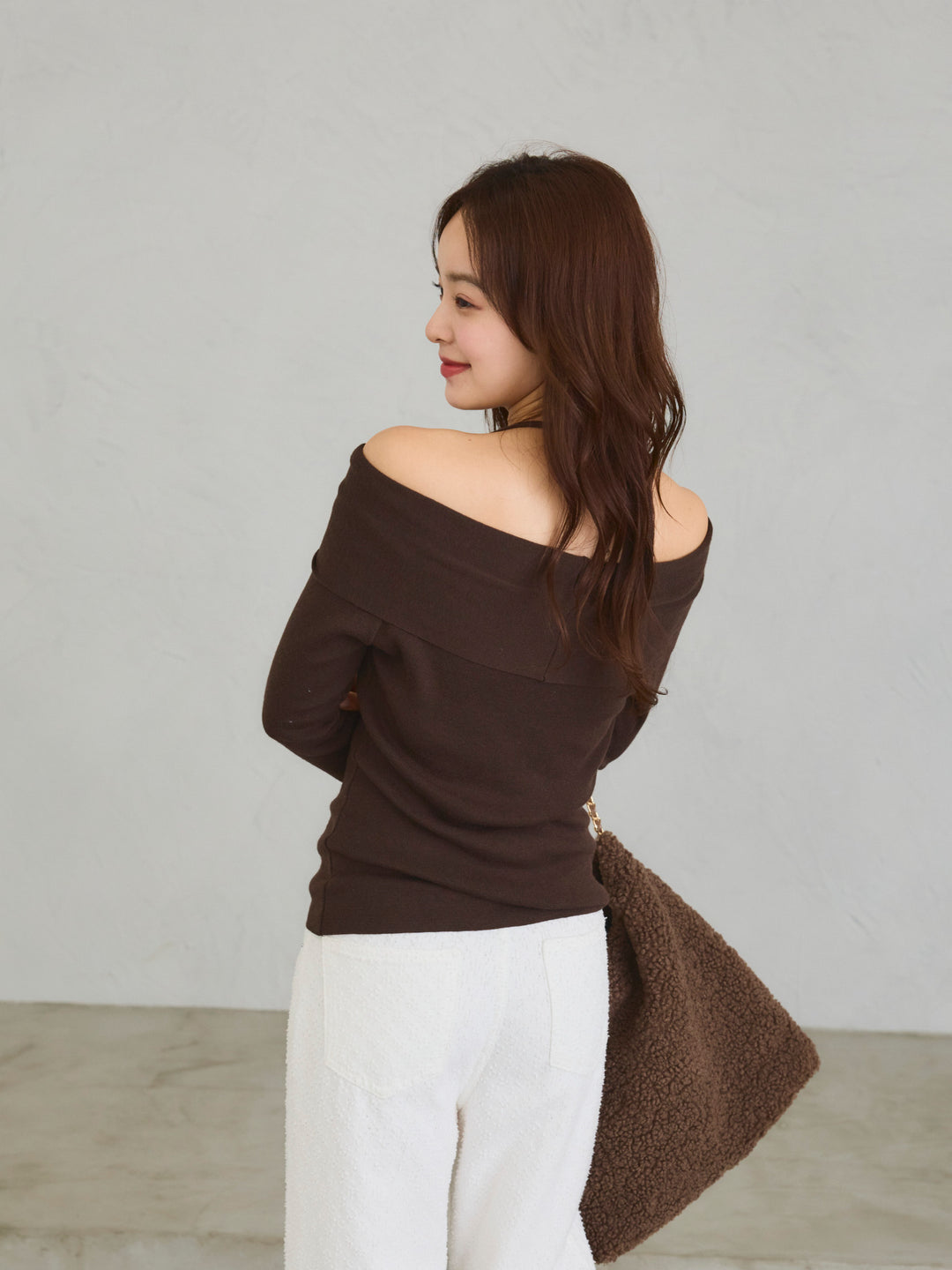 Off-the-Shoulder Twist Knit Top / BROWN