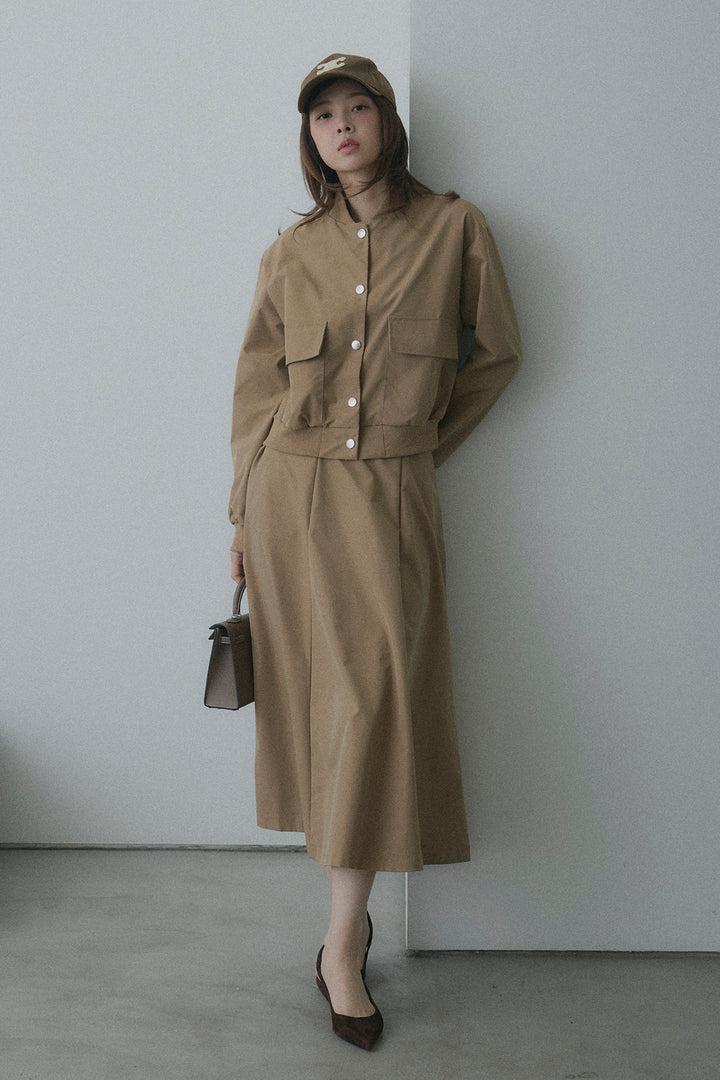 Bộ quần áo gồm áo khoác nylon và váy