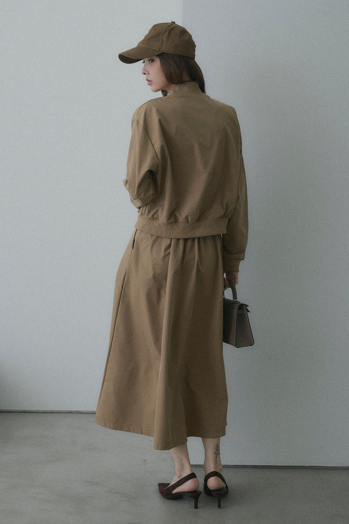 Bộ quần áo gồm áo khoác nylon và váy