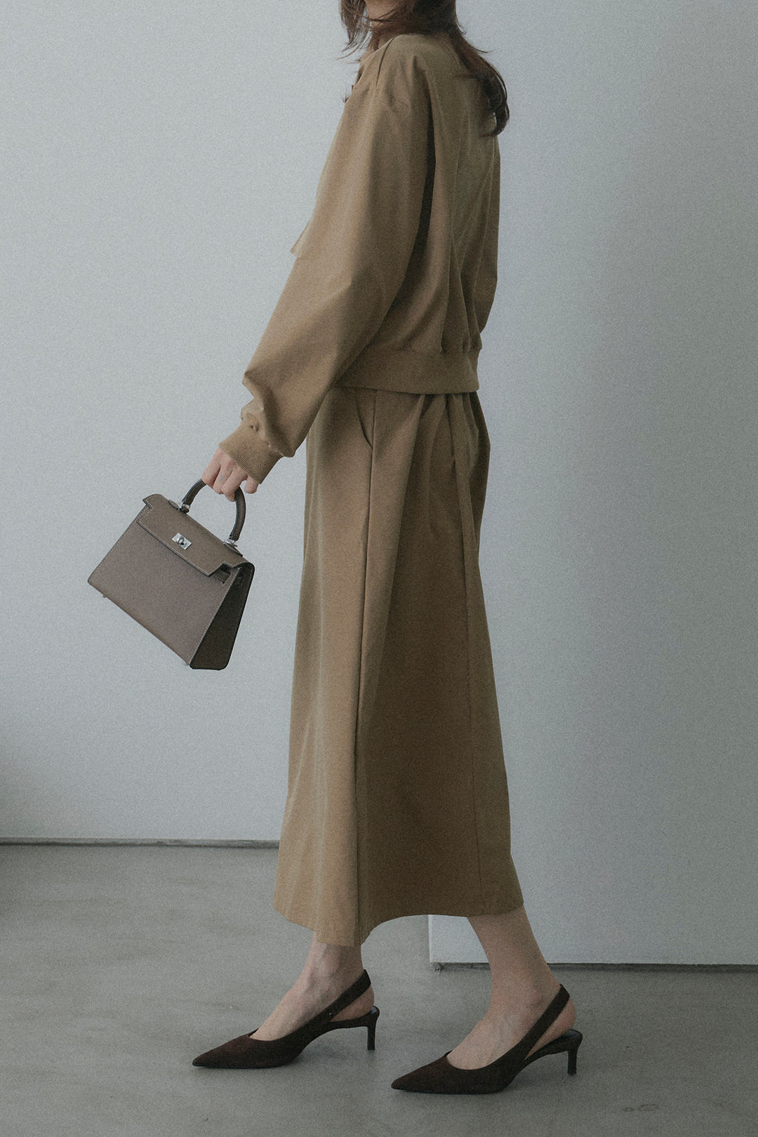 Bộ quần áo gồm áo khoác nylon và váy