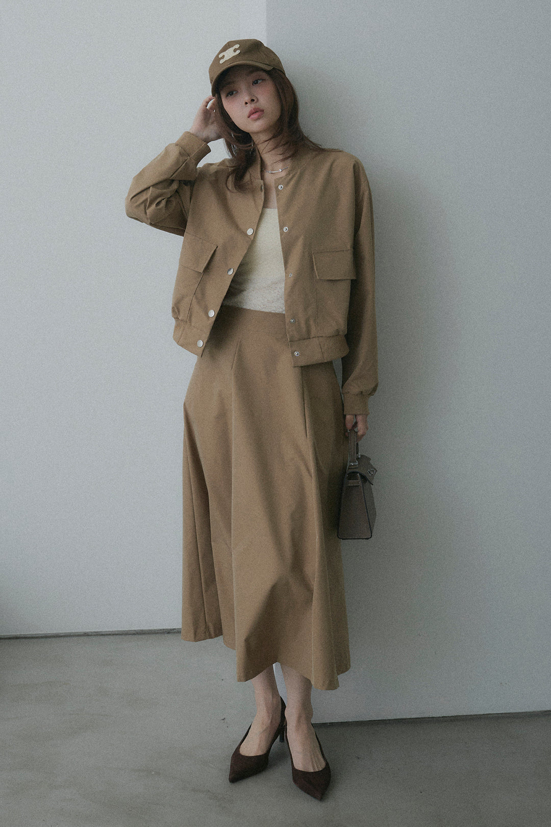Bộ quần áo gồm áo khoác nylon và váy
