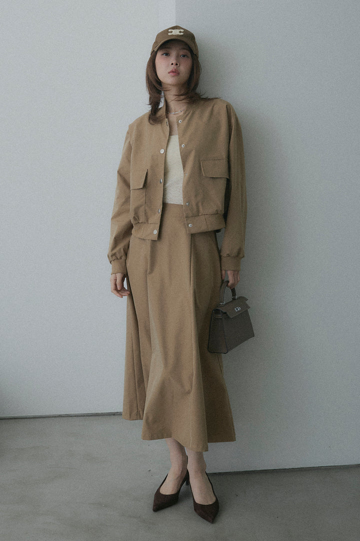 Bộ quần áo gồm áo khoác nylon và váy