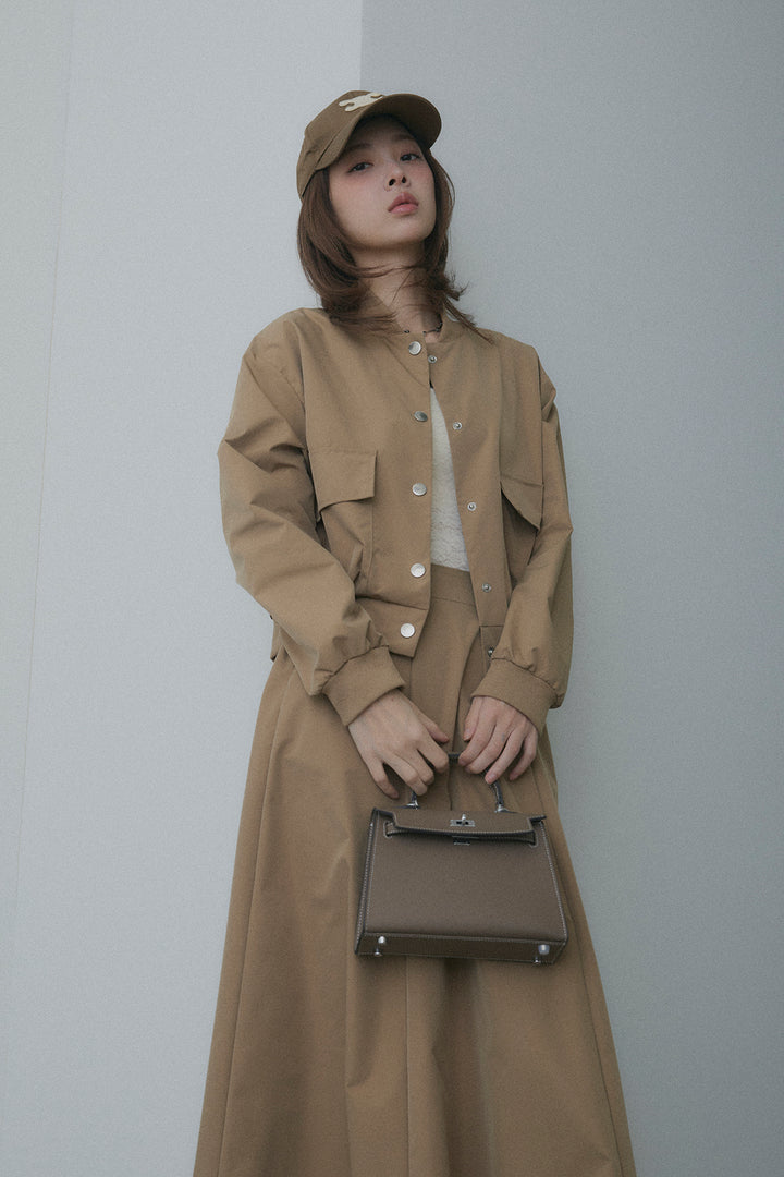 Bộ quần áo gồm áo khoác nylon và váy