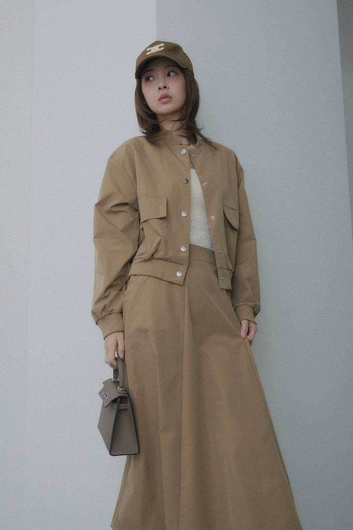 Bộ quần áo gồm áo khoác nylon và váy
