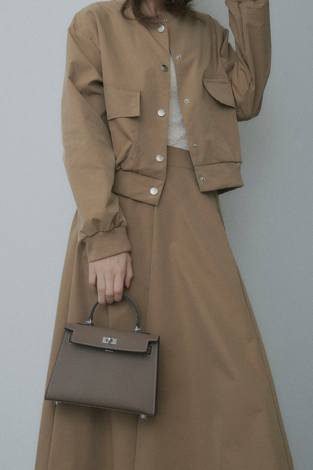 Bộ quần áo gồm áo khoác nylon và váy
