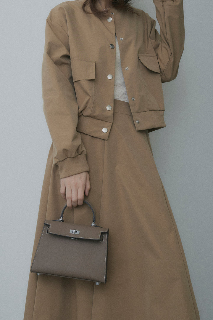 Bộ quần áo gồm áo khoác nylon và váy