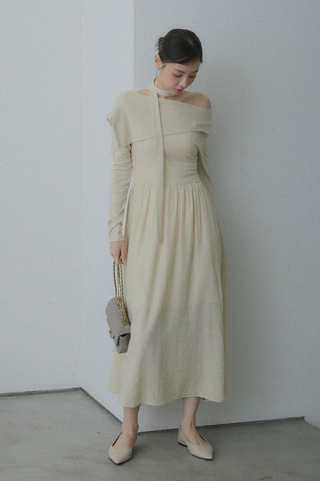 チョーカー付異素材アシンメトリードレープワンピース