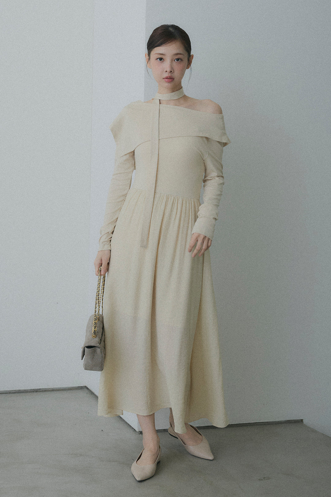 チョーカー付異素材アシンメトリードレープワンピース