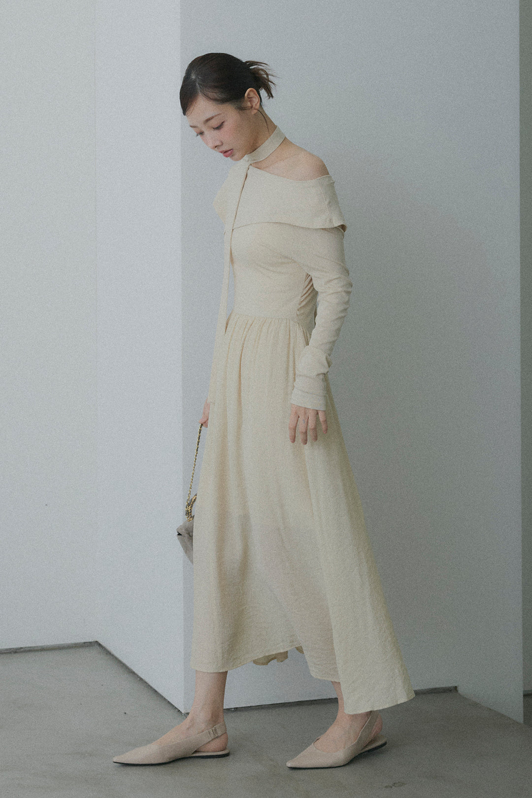 チョーカー付異素材アシンメトリードレープワンピース