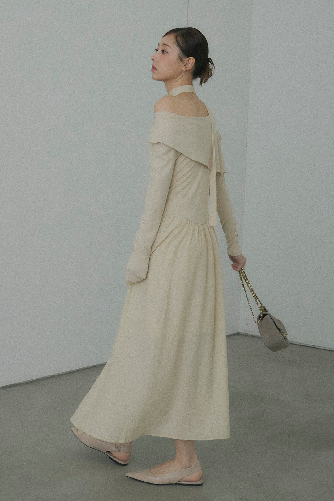 チョーカー付異素材アシンメトリードレープワンピース