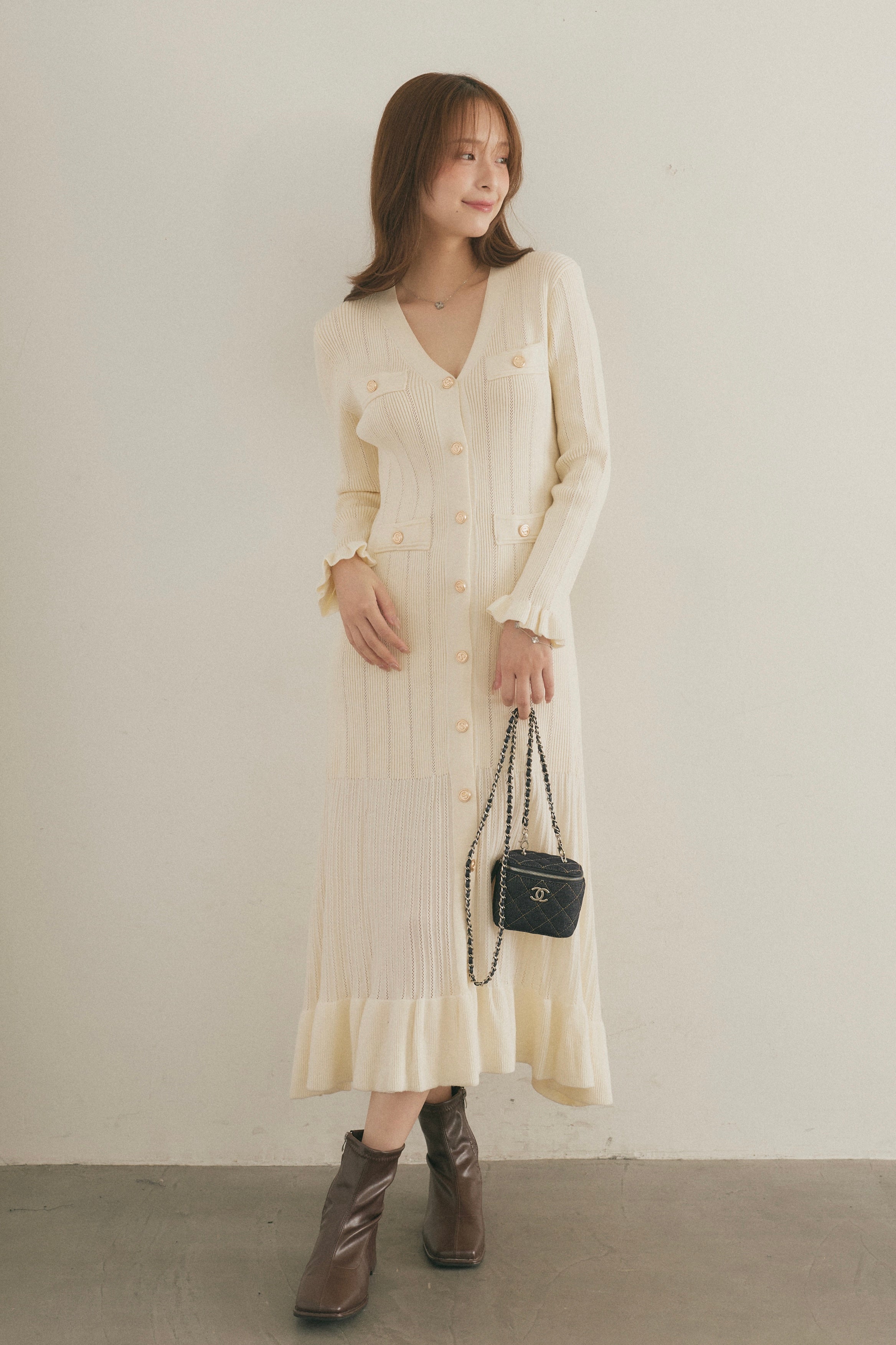 Vネックフリルリブニットワンピース – maison-nua_shop