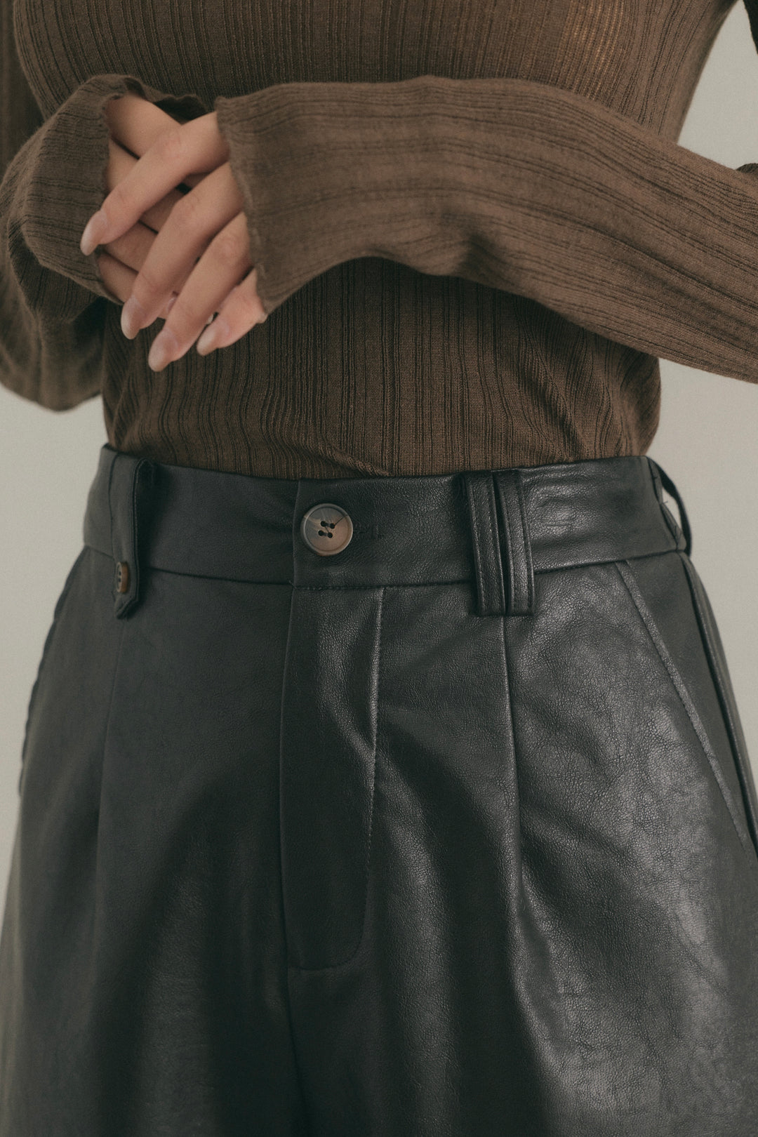 [SET]バックオープンリブトップス+フェイクレザータックハーフパンツ(2set)