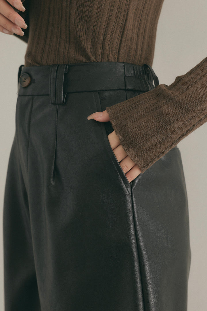 [SET]バックオープンリブトップス+フェイクレザータックハーフパンツ(2set)