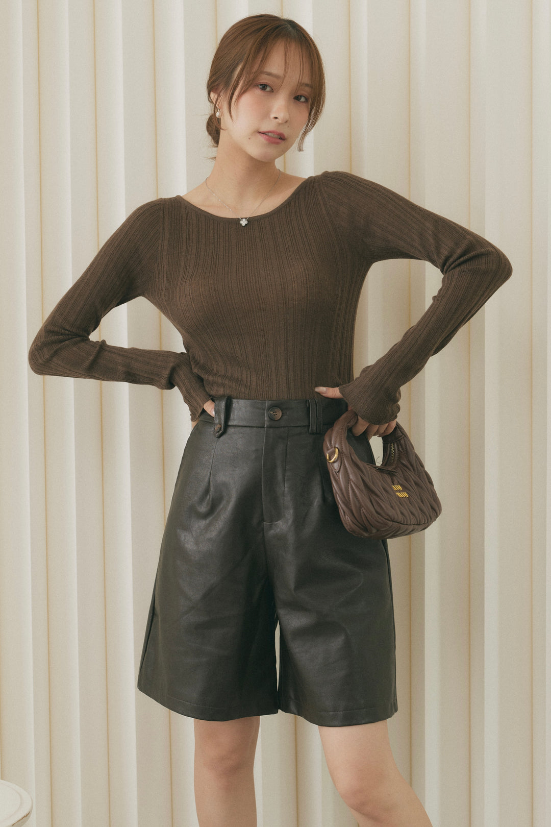 [SET]バックオープンリブトップス+フェイクレザータックハーフパンツ(2set)