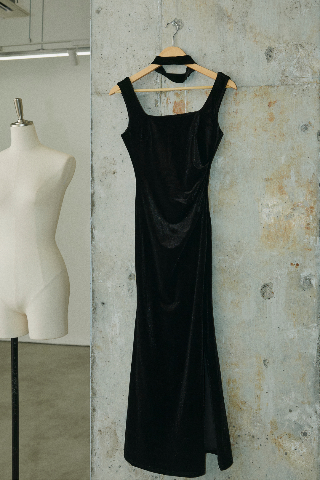 チョーカー付スリットワンピース