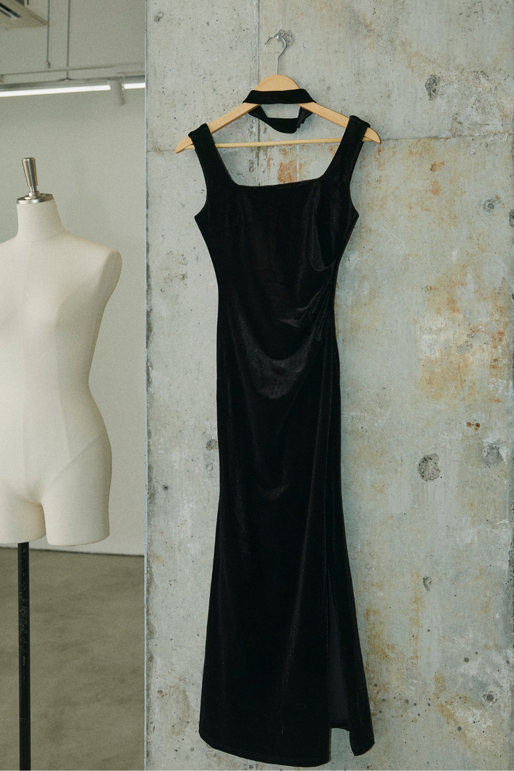 チョーカー付スリットワンピース