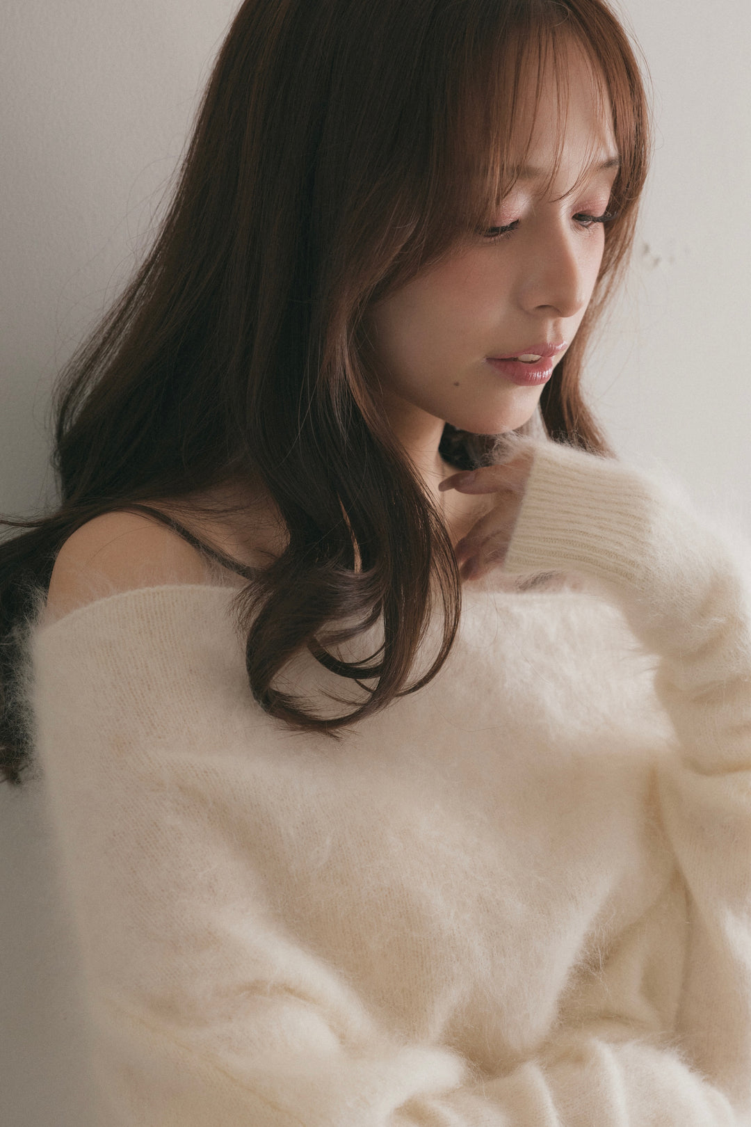 Áo len trễ vai xù lông cừu