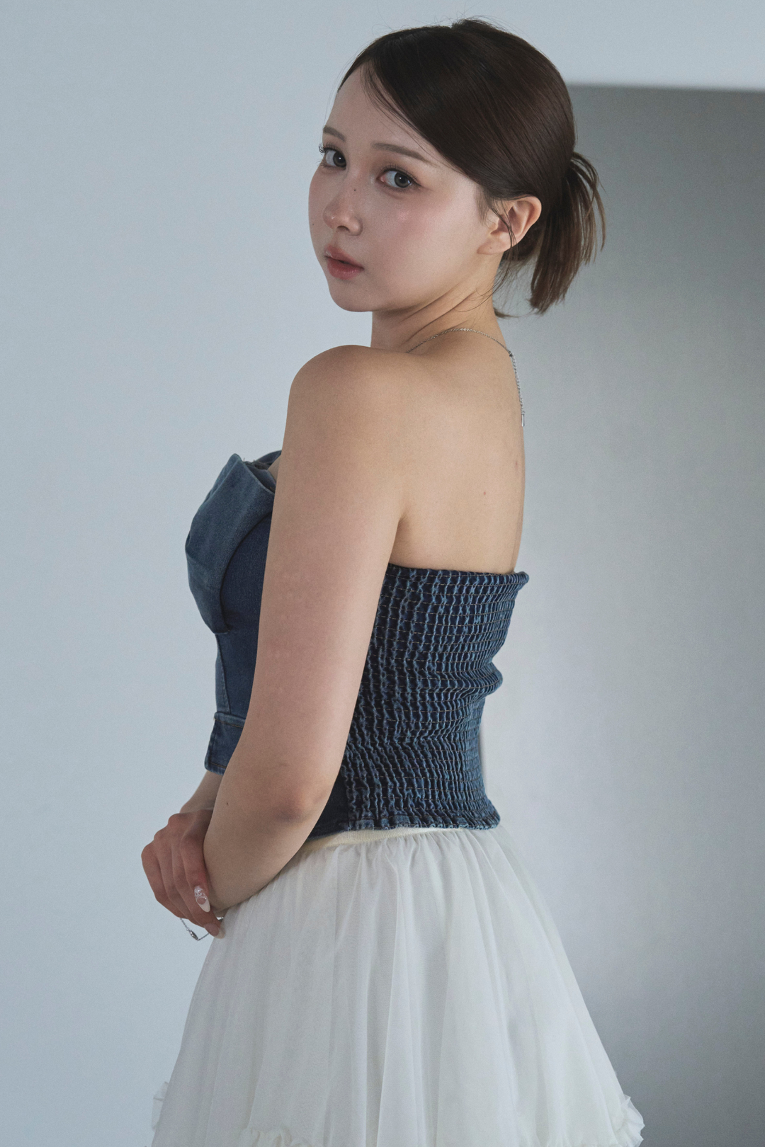 ビジューブローチ付リボンデニムビスチェ