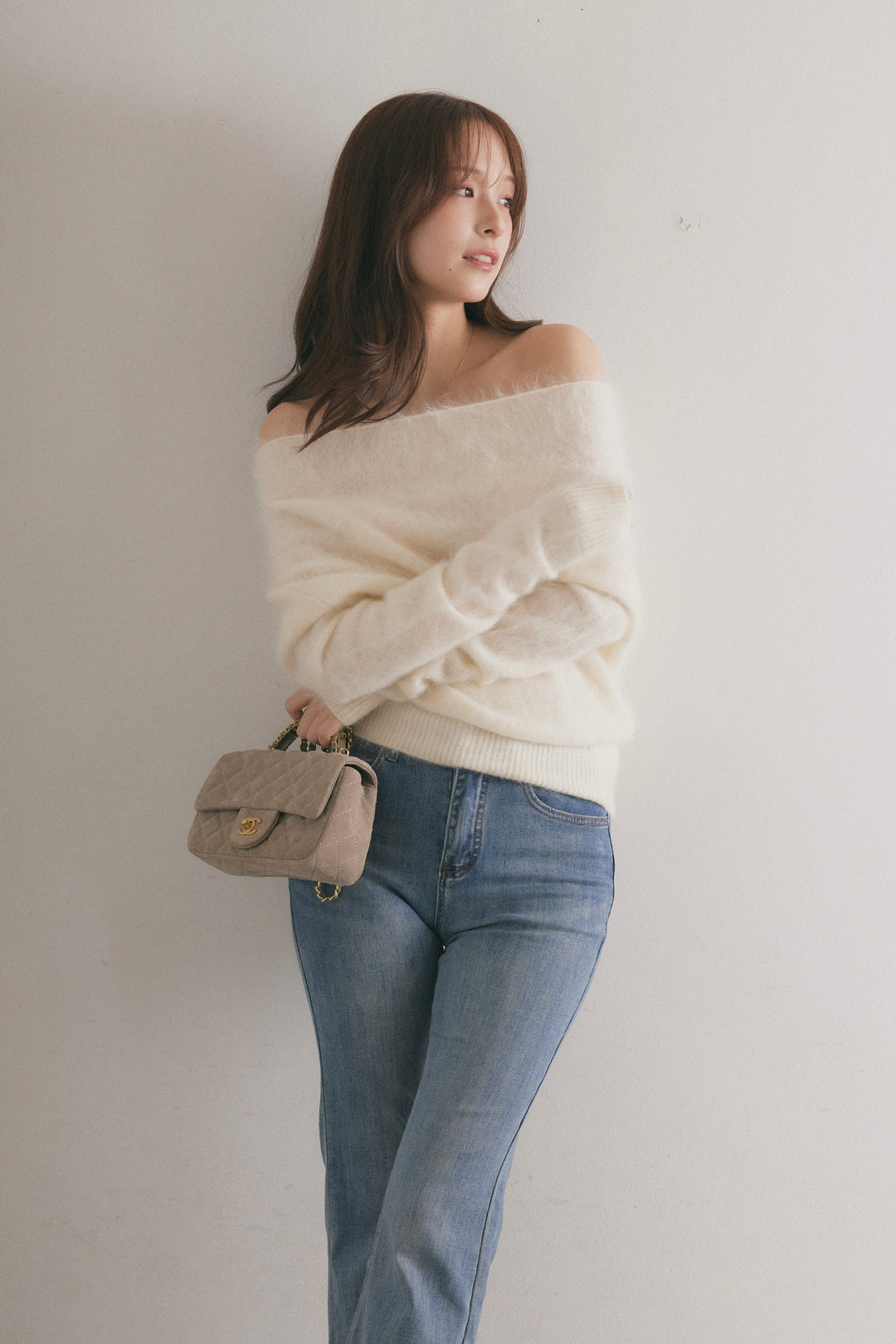 Áo len trễ vai xù lông cừu